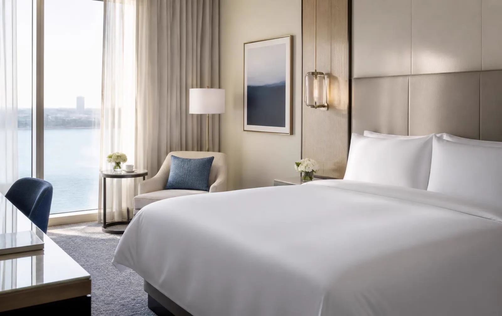 Frisch bezogenes Hotelzimmer nach der Zimmerreinigung durch Blitzblank